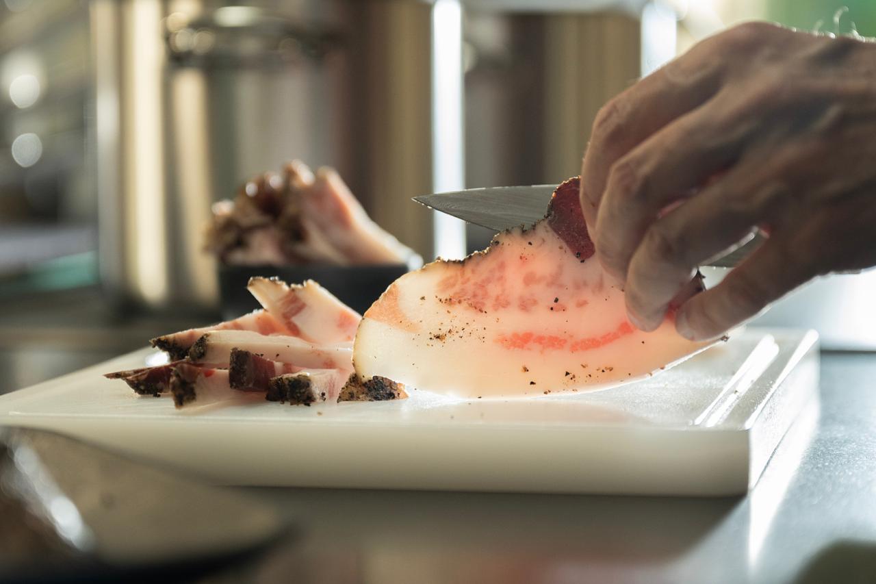 Guanciale wird geschnitten